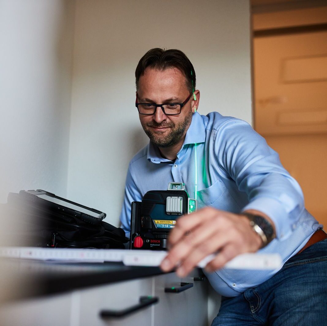 Arne Rosenowski im Küchenstudio Thönse mit zwei MitarbeiterInnen aus dem Team im lockeren Gespräch