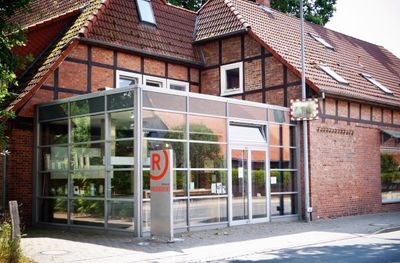 Das heutige Küchenstudio in Thönse mit Wintergarten und einen Werbeschild mit Rosenowski Logo Das heutige Küchenstudio in Thönse mit Wintergarten und einen Werbeschild mit Rosenowski Logo