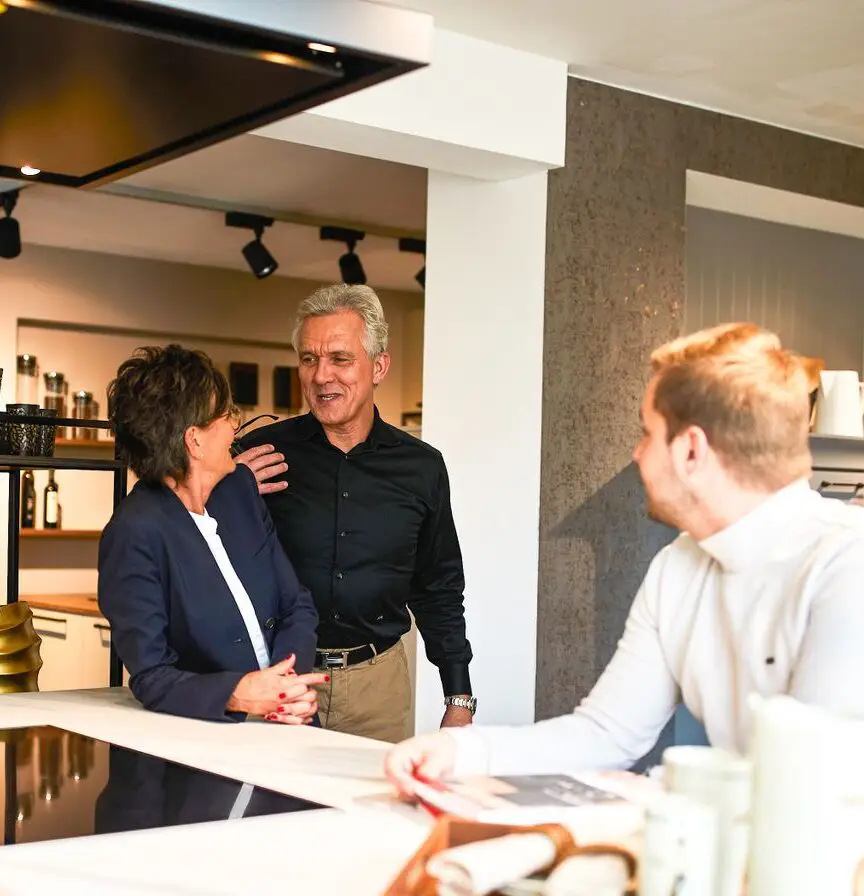 Arne Rosenowski im Küchenstudio Thönse mit zwei MitarbeiterInnen aus dem Team im lockeren Gespräch