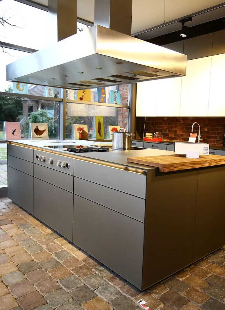 Eindrucksvolle Kücheninsel im Küchenstudio in Thönse von Küchen Rosenowski