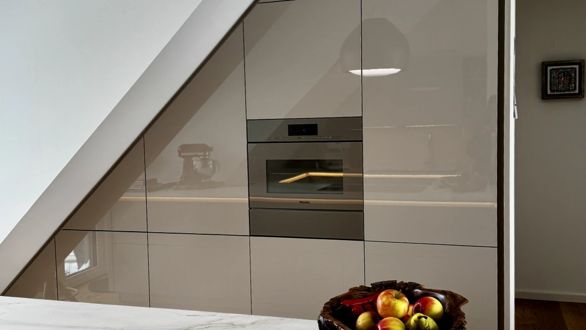 Rosenowski Referenzküche mit individueller Hochschrankwand im Dachgeschoss