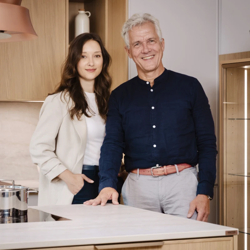 Arne Rosenowski im Küchenstudio Thönse mit zwei MitarbeiterInnen aus dem Team im lockeren Gespräch